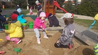 Foto dětí ze školky na dětském hřišti